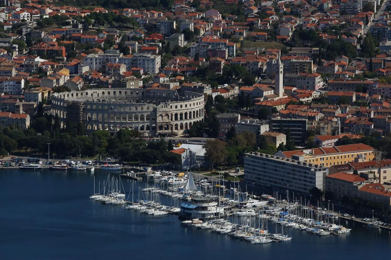 Zimmer F2 Apartment Pula 0*,  Croatia
